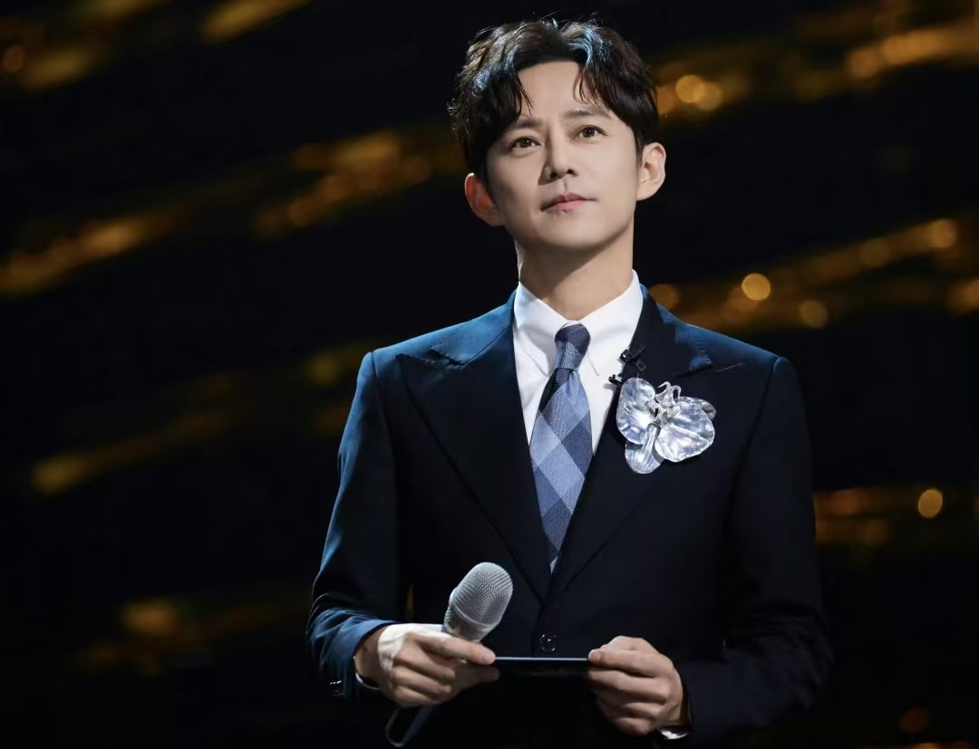 新加坡 AAA 大奖传捷报：何炅成最佳综艺主持人，芒果双平台 8 奖助力中国综艺破圈