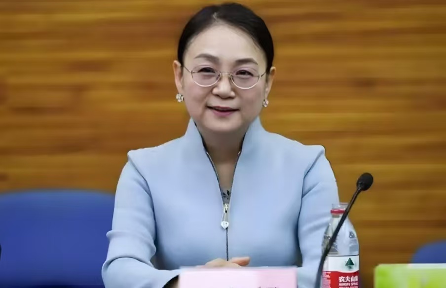 从粉笔讲台到千亿身家！64 岁钟慧娟：把小药厂做成 2000 亿帝国，逆袭成中国新女首富