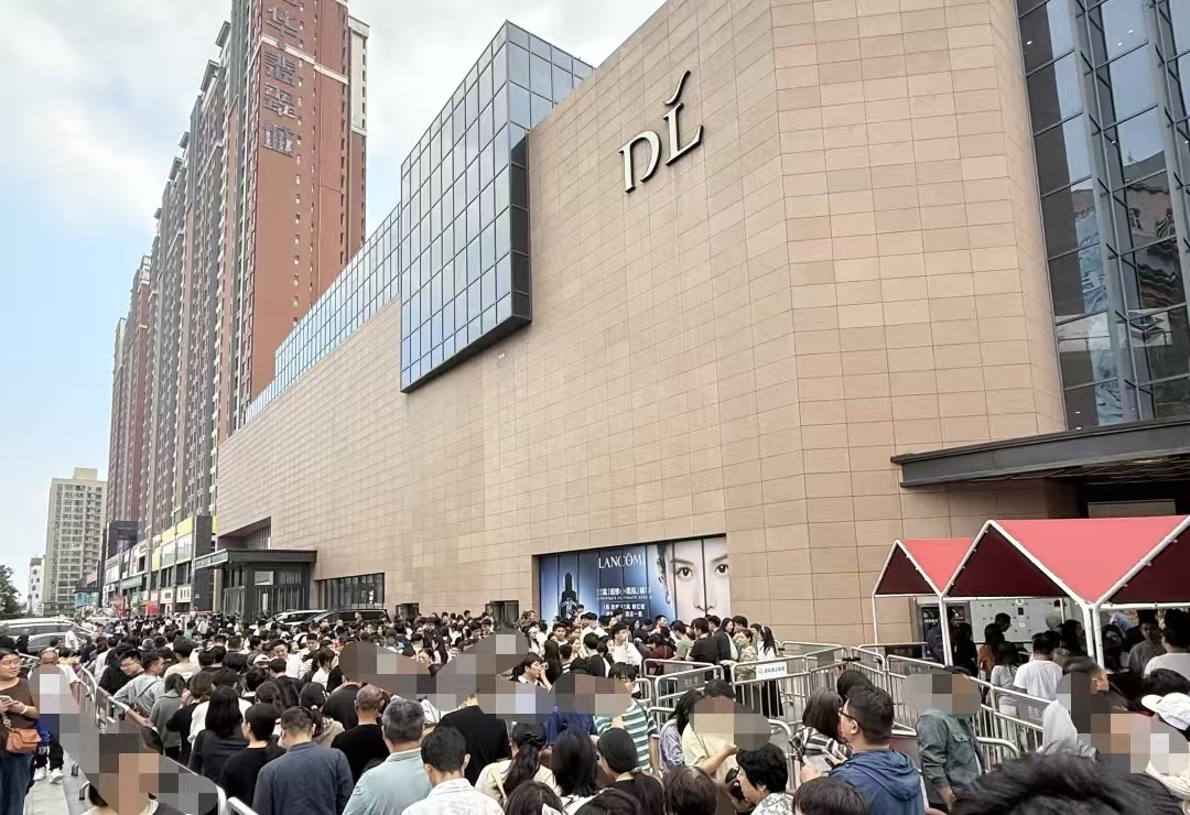 别人借钱开店他关店，于东来说胖东来是 “怪胎”！10 个月卖 184 亿不扩张，却成 “许昌迪士尼”