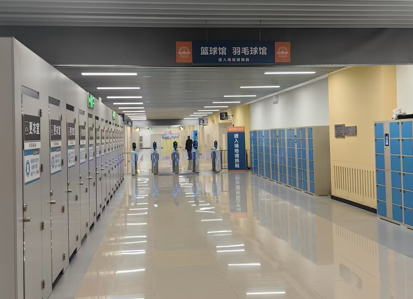 哈尔滨零下 20℃冻得缩脖子，哈工大师生却穿短袖逛校园？暖廊太懂冬天了！