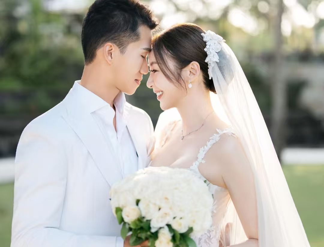 45 岁庄思敏官宣再婚！巴厘岛草坪婚照甜炸，胡杏儿专程飞赴见证幸福