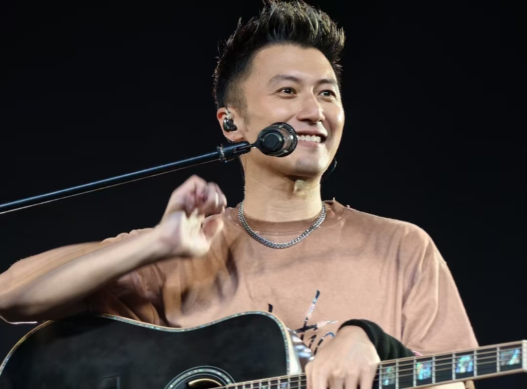 演唱会错认谢霆锋！男子被围到安保喊哑嗓，真实身份是前快递员