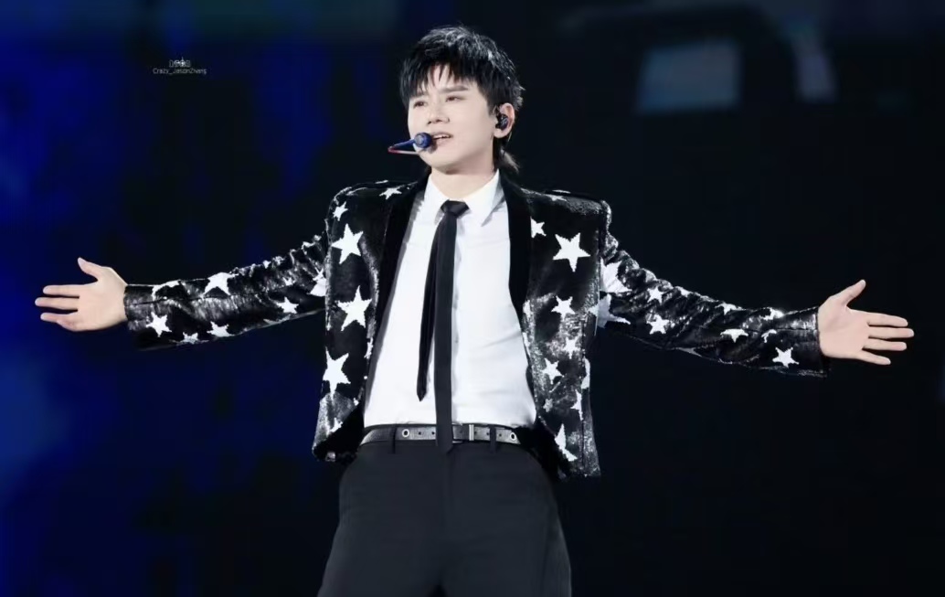 张杰演唱会音响突然 “哑火”！盘腿定神后拿喇叭清唱《逆战》，万人大合唱燃到炸