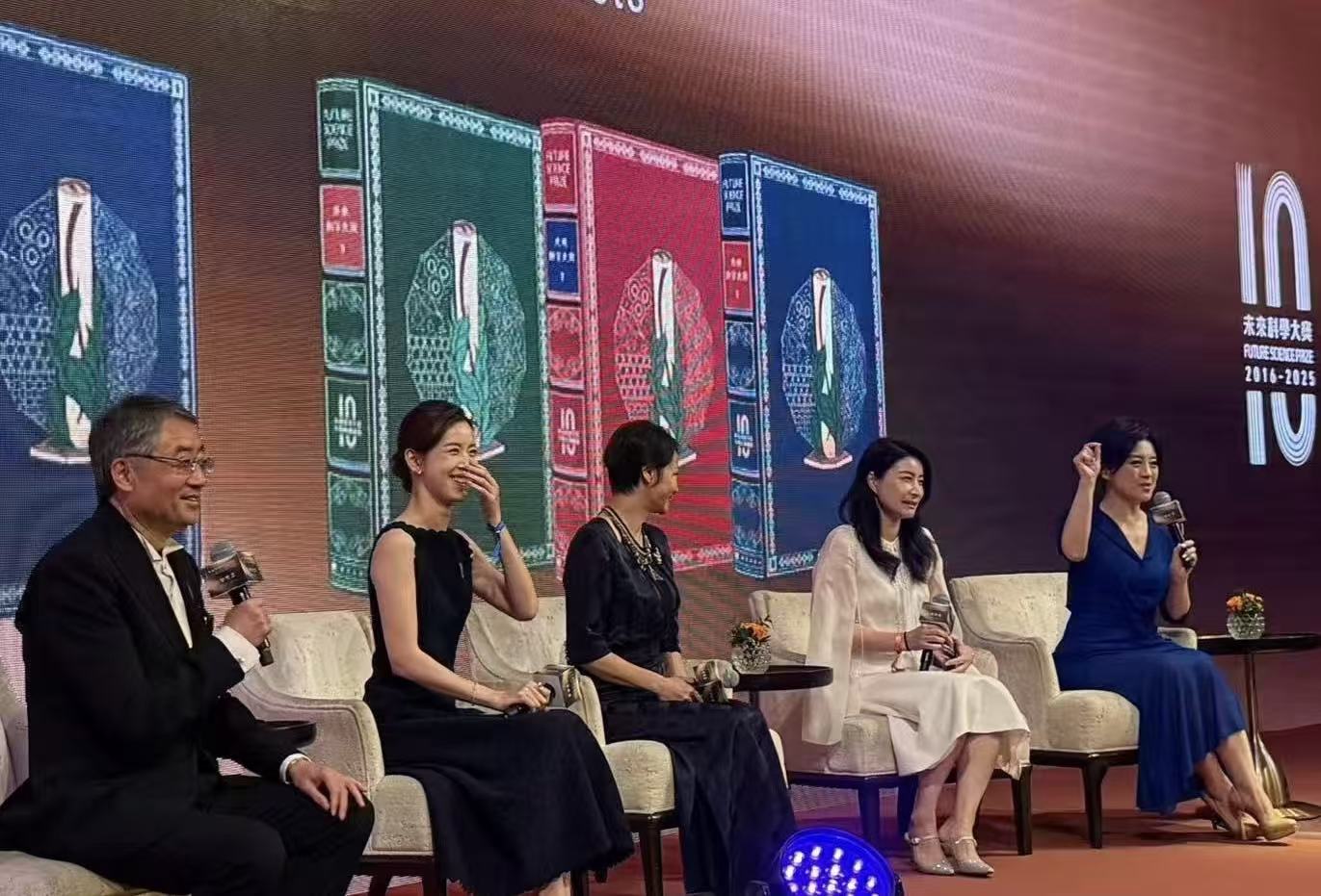 公益场也能这么美？章泽天干练黑裙、郭晶晶优雅白裙，同框太绝了