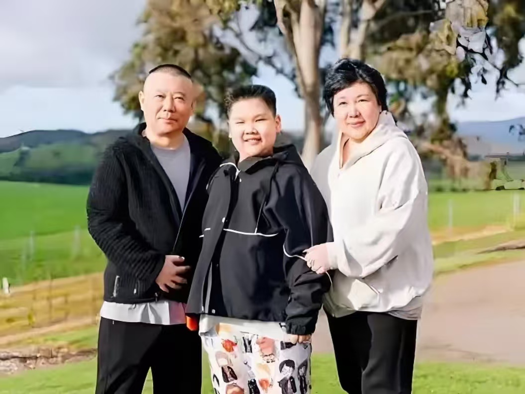 郭德纲小儿子身高 “开挂”！10 岁郭汾阳澳洲同框爸爸，身高差消失引热议