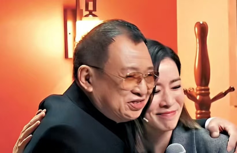 娱乐圈少见的真情谊！佘诗曼攥着话筒哽咽：替 “老豆” 许绍雄守好他最牵挂的家人