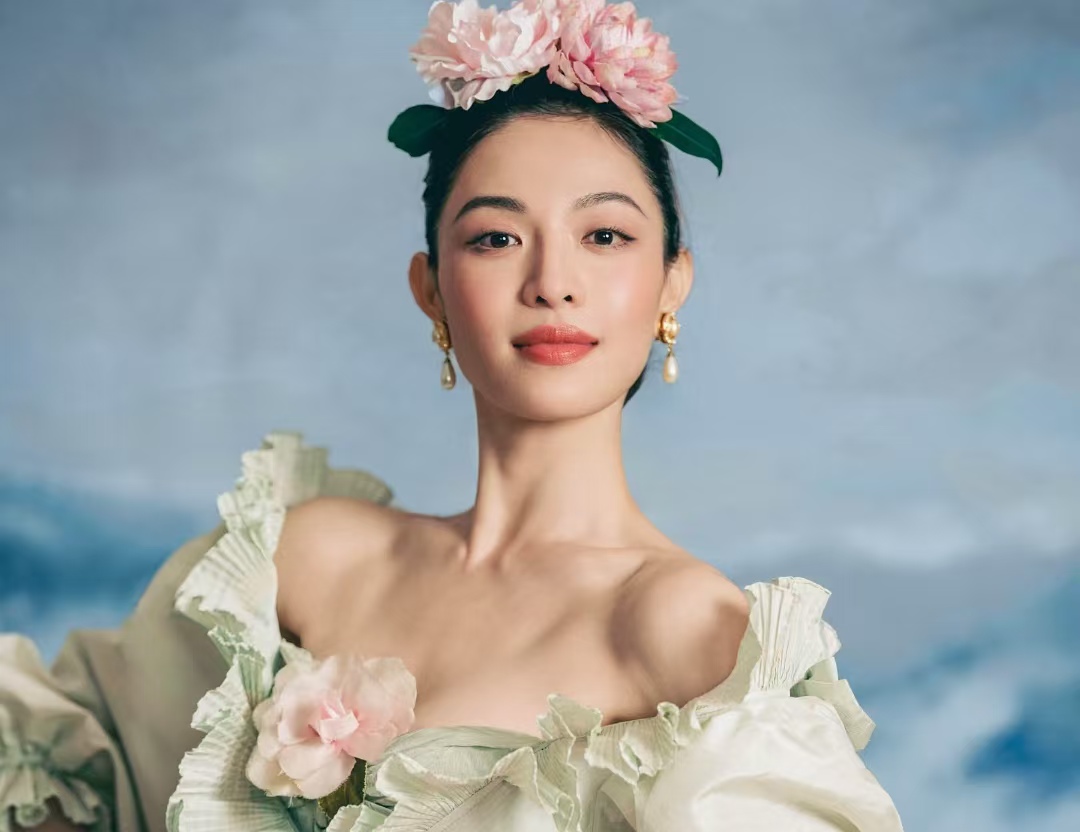 谁能不爱复古美？钟楚曦穿 1987 年古董高定走红毯，撒花瓣瞬间美成 “古典油画”