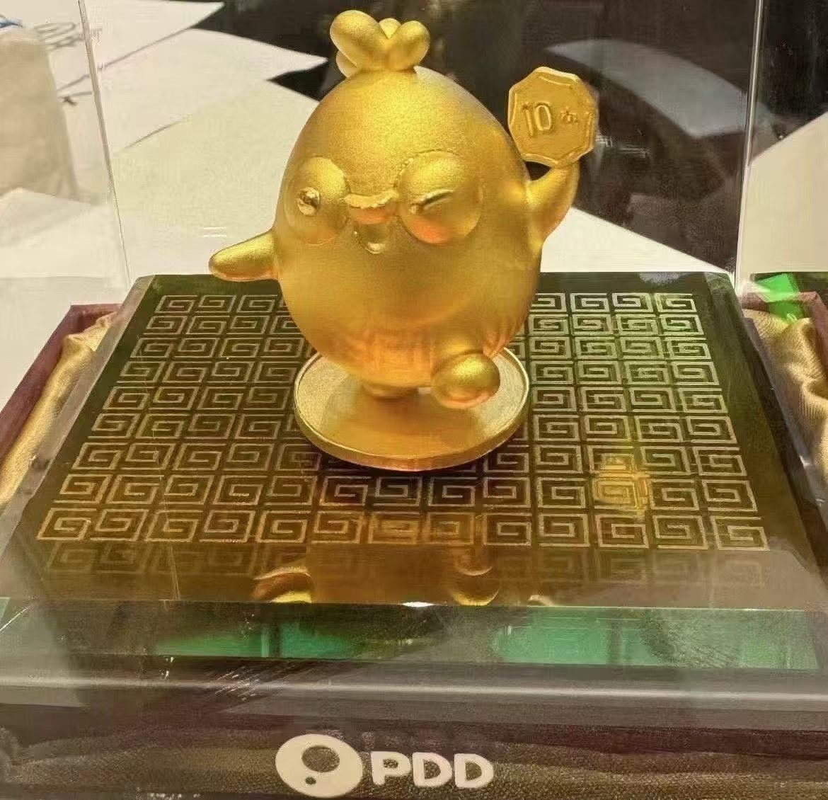 100 克黄金当 “工龄奖”？拼多多给老员工发金鸡，值近 10 万，评论区炸了