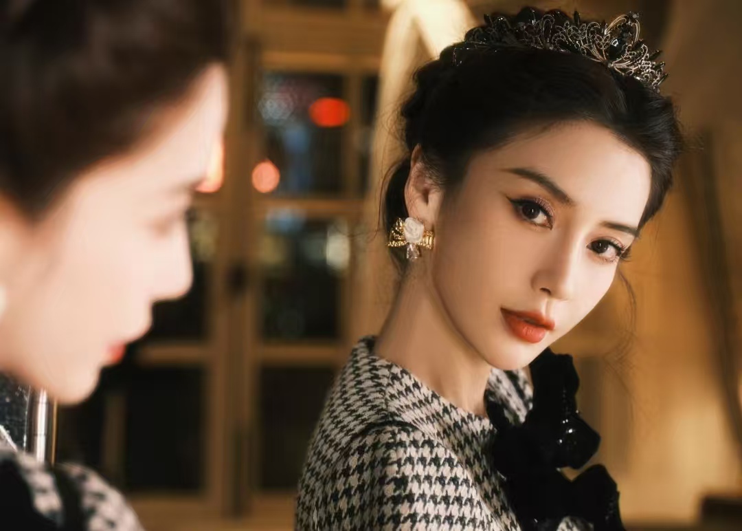 Angelababy 上海时装周戴全球仅 3 顶皇冠，网友：迪士尼在逃公主实锤