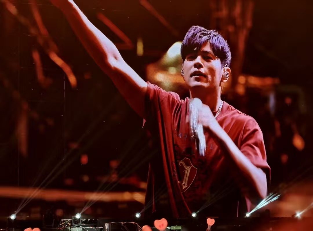 破次元名场面！F1 周冠宇登周杰伦演唱会，耳麦失灵硬唱完，反差萌戳中人心