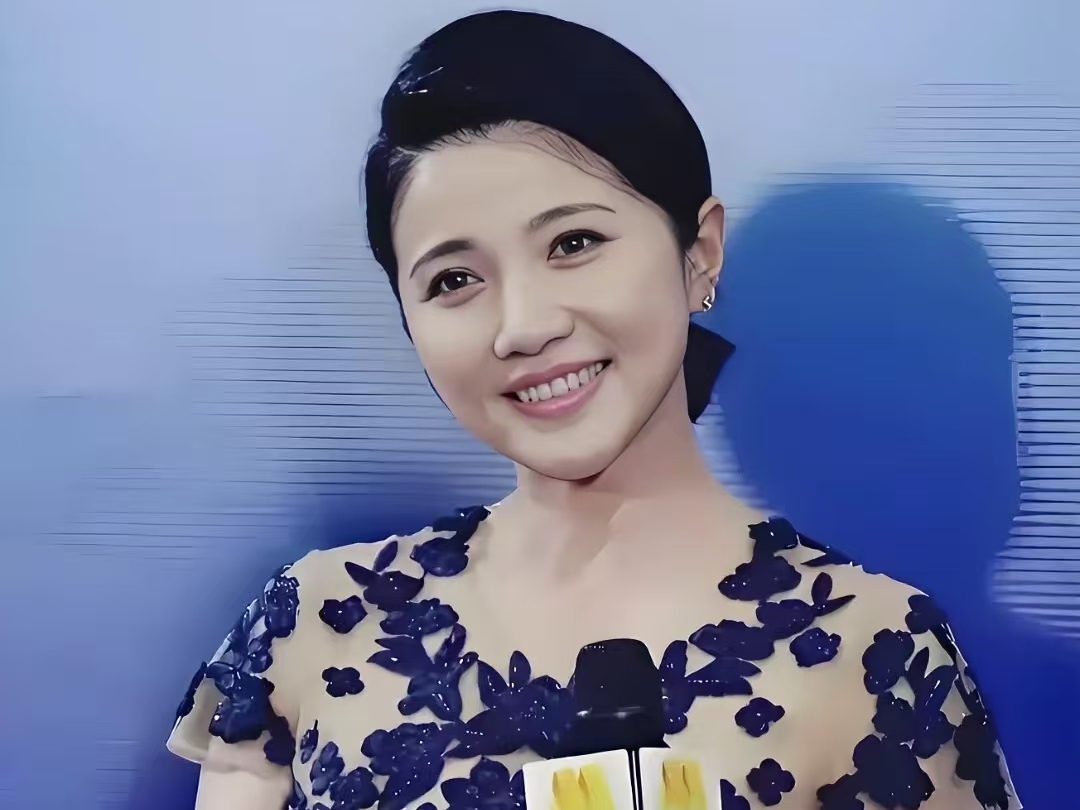 52 岁颜丙燕官宣恋情！小 20 岁男友超贴心：手拉手抗流言，不介意她更年期