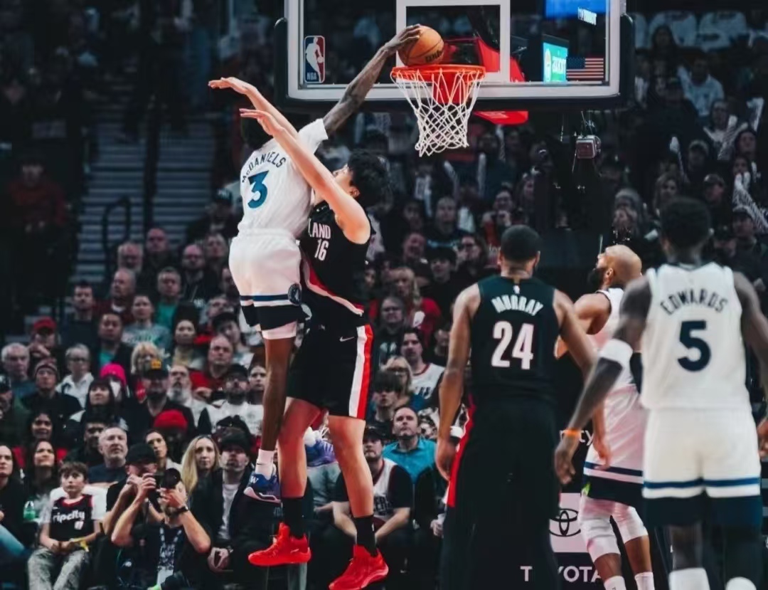 比姚明首秀多 2 分！杨瀚森 NBA 初体验：被隔扣不可怕，敢认不足才是真底气