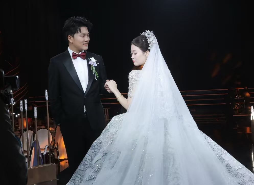 25 年等一场团圆婚礼！寻子父亲台上哭到说不出话，抑郁症母亲终于笑了