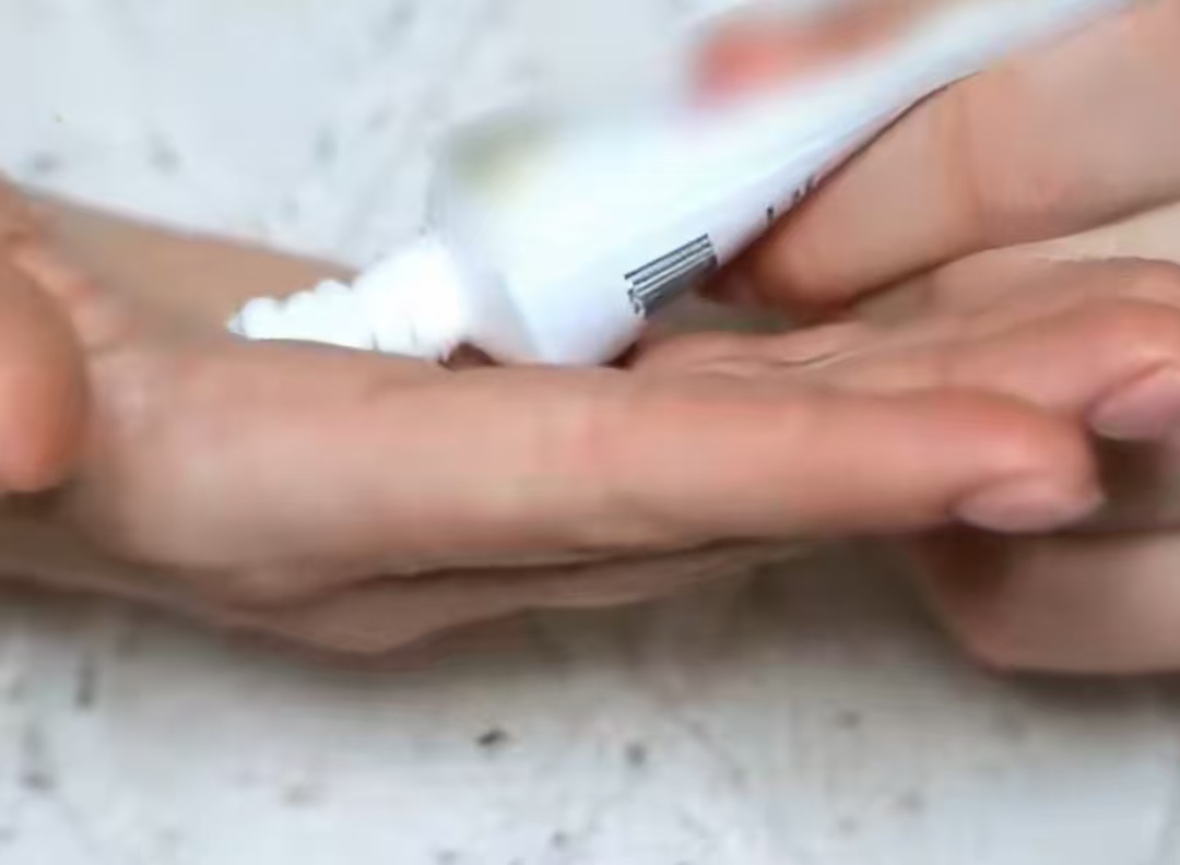 涂 “纯中药” 网红药膏十年，南京女子皮肤裂成蛇纹！医生揭穿：藏着强效激素