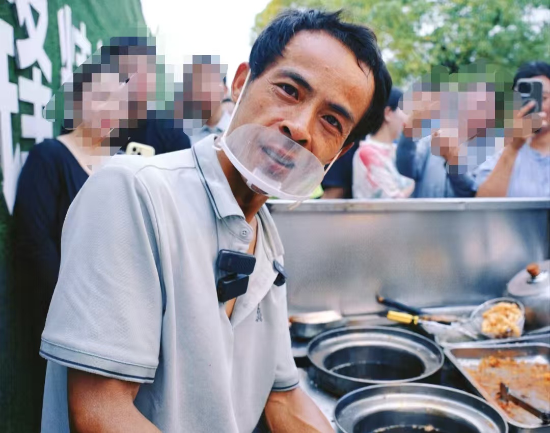 谁被 “鸡排哥” 种草南京了？当文旅推荐官还喊 “没吃够”，鸭血粉丝汤先冲为敬