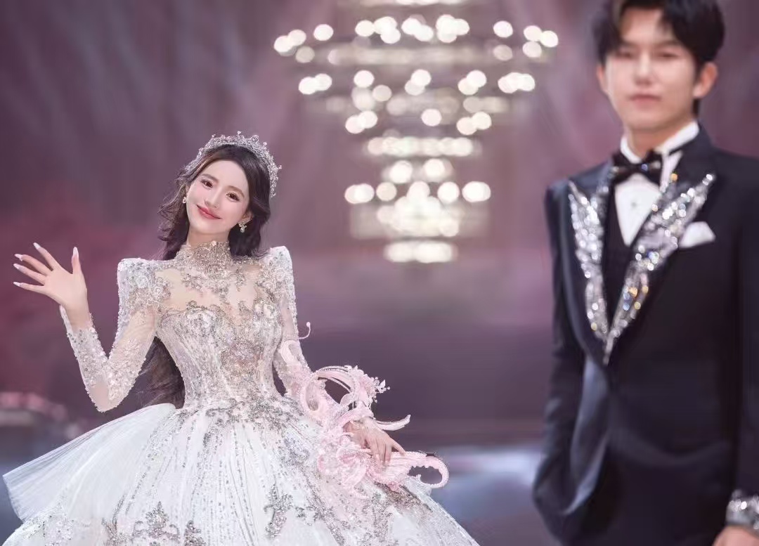 小鱼海棠婚礼甜炸了！冻鱼西装帅出圈，3 米头纱超吸睛，嘉宾全是熟脸