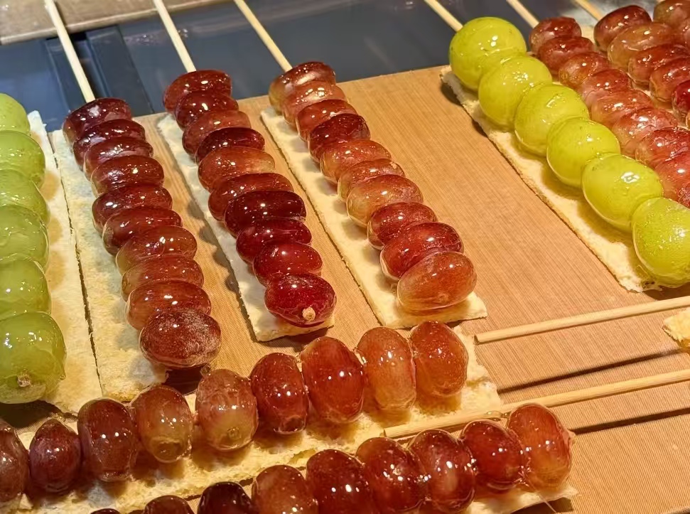 济南人排队疯了！奶皮子糖葫芦火到排百米，冷天咬一口酸甜带奶香