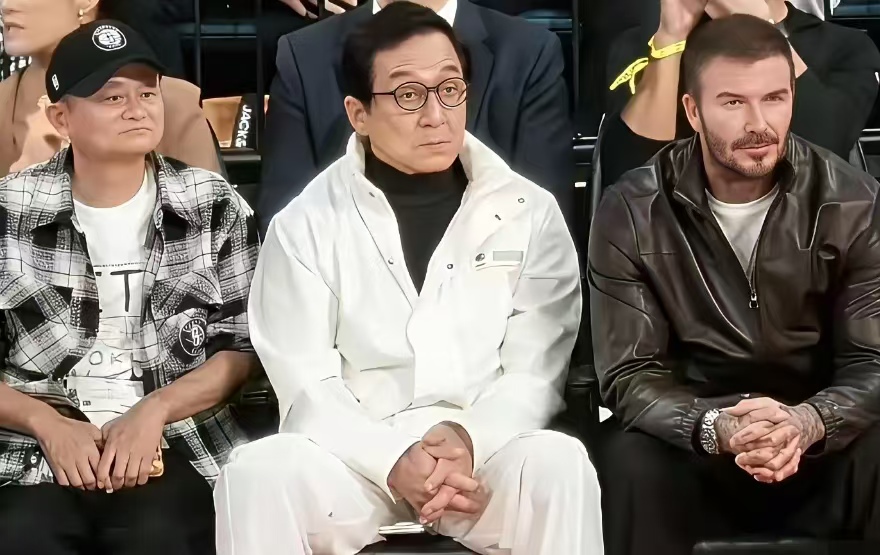 球场观众席比赛场还燃！马云成龙贝克汉姆同框看球，互动细节超圈粉