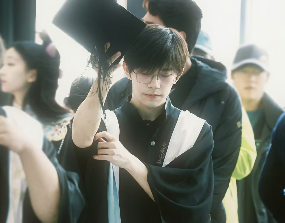 迟了 7 年的毕业礼！易烊千玺跟同学沿梧桐道唠食堂，像极了普通返校生