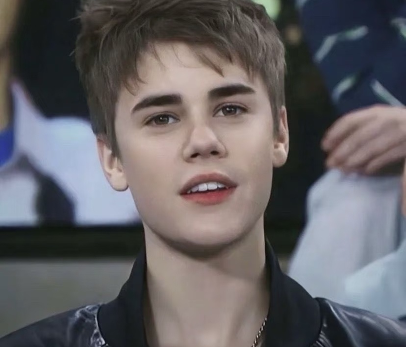 比伯 “刮胡换脸” 回春！与海莉演唱会旁若无人撒糖，肯豆同框全程低调