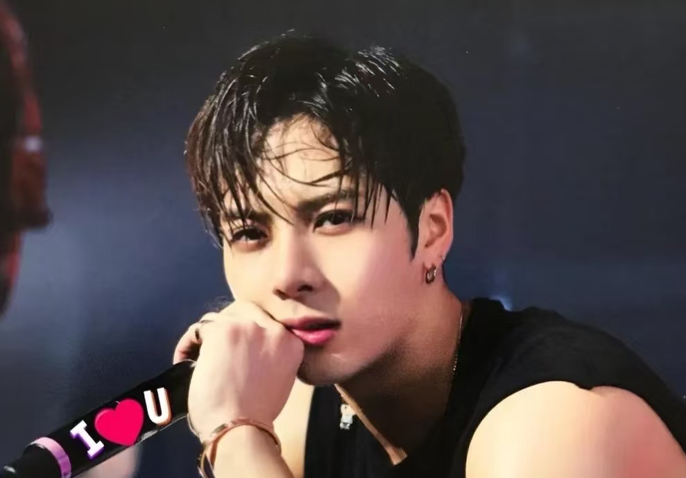 王嘉尔被陌生女捏脸后，粉丝 “反捏” 护偶像，女子离谱言论引热议