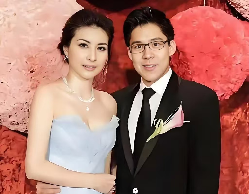 霍启刚太会宠！带郭晶晶看演出当约会，忙 10 份工作仍每天陪娃，13 年婚姻甜到齁