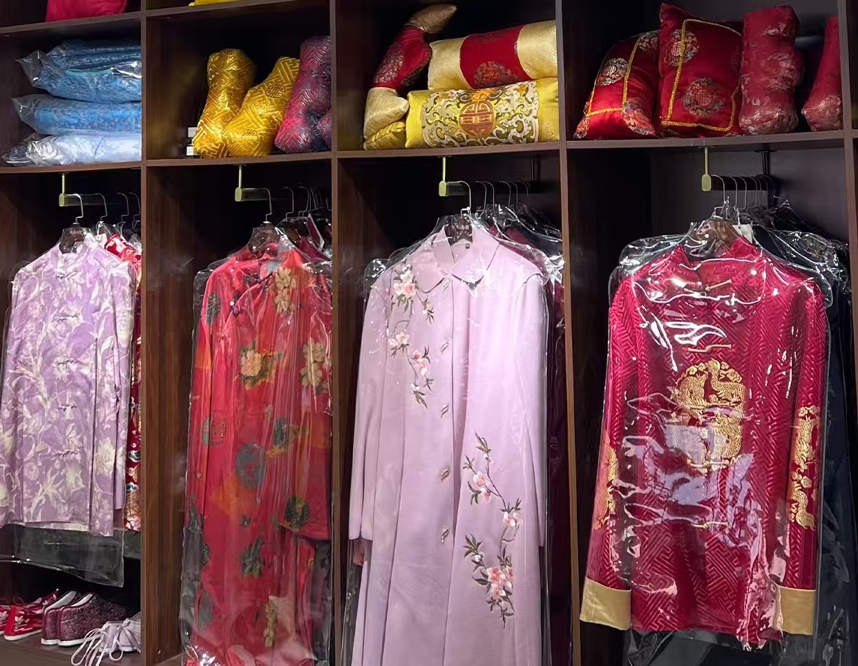 笑不活了！江苏寿衣店火出圈，老外组团来 “扫货”，买的不是丧葬品