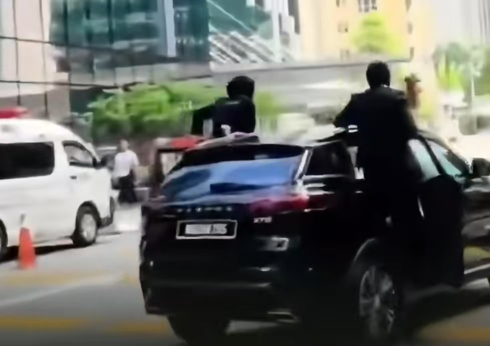 帅炸全网！东盟峰会马来西亚女保镖 “飞身上车” 护驾，网友：现实版保镖女王太飒了