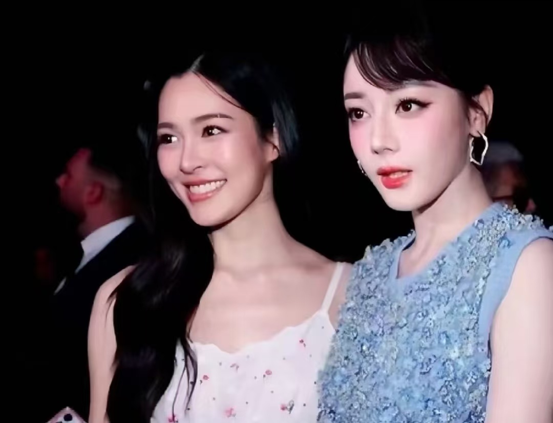 巴黎时装周神互动！迪丽热巴泰语 “水晶晶” 回夸邝玲玲，甜到谁了我不说！