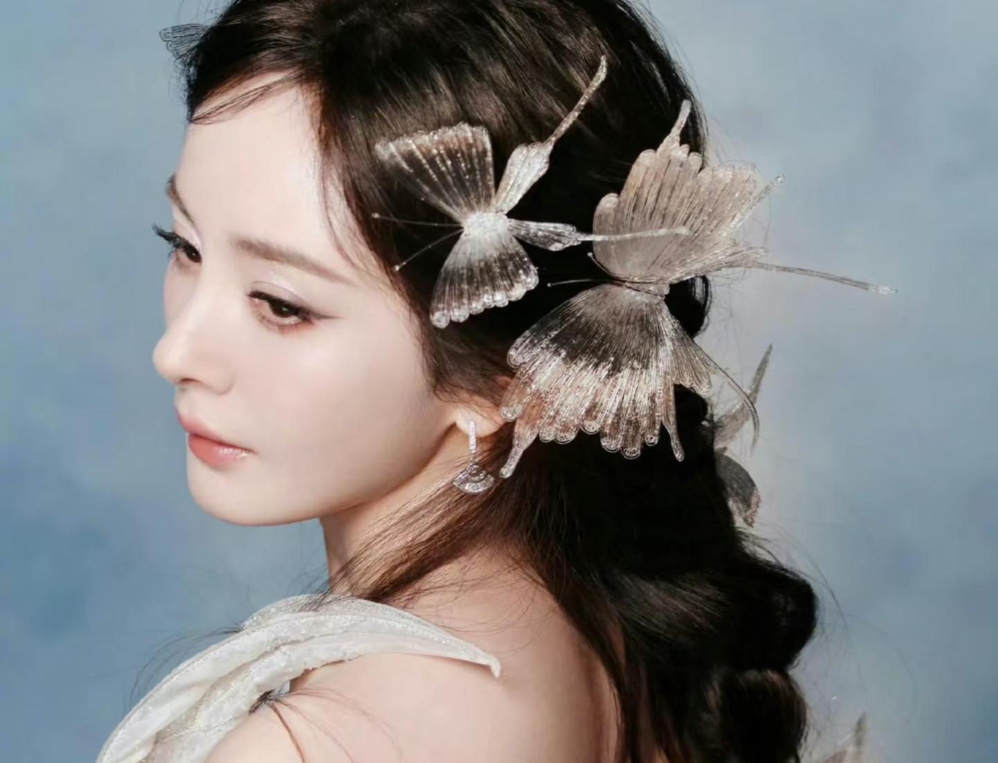 杨幂 cos 艾琳炸场！冰晶发饰闪成霜花，眼尾碎钻亮到晃眼，童话冰雪美人照进现实