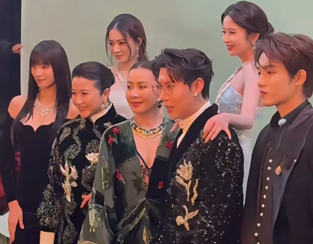 双影后同框炸屏！刘嘉玲气场碾压，颜丙燕低调封神，这才是内娱女演员的天花板！