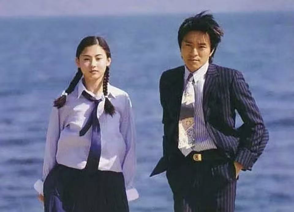 《喜剧之王》售后太绝！周星驰罕见站台张柏芝，一句 “离谱” 藏了 26 年暖