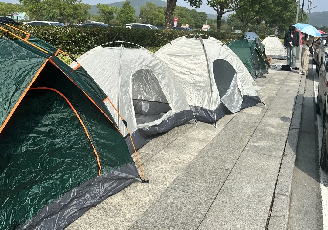 百元帐篷赢了千元酒店！为什么现在年轻人爱蹲路边过夜？