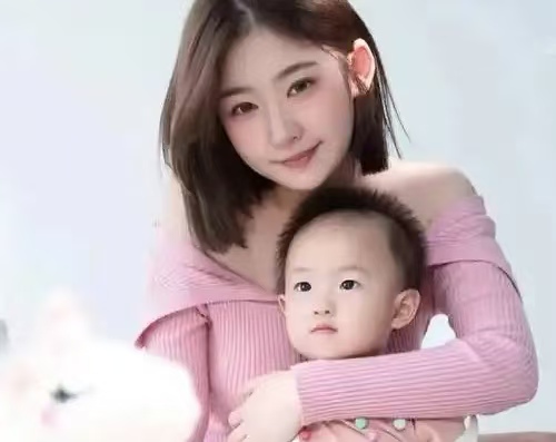 黄一鸣硬刚质疑者：直播间晒孩子户口，“黑粉见不得我好？我偏努力过”