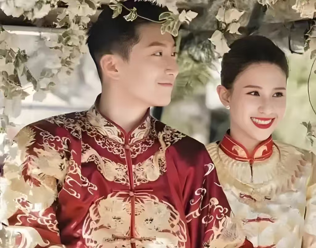 何超莲窦骁婚讯反转再反转！婚礼钱是亲妈出的，未领证竟因窦骁不愿签协议？