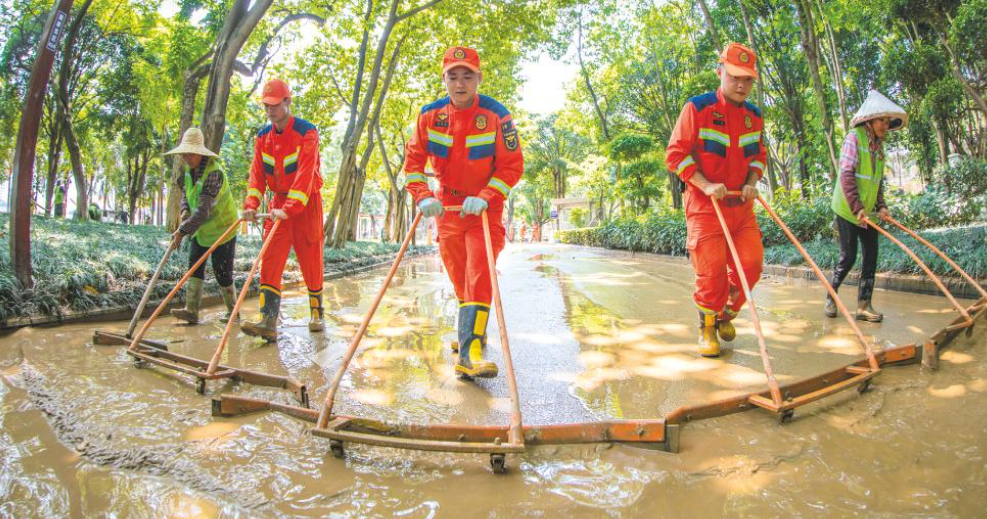 清淤正当时 齐心护家园 —— 南宁大伙儿一起动手，让邕江沿岸变回美美的！