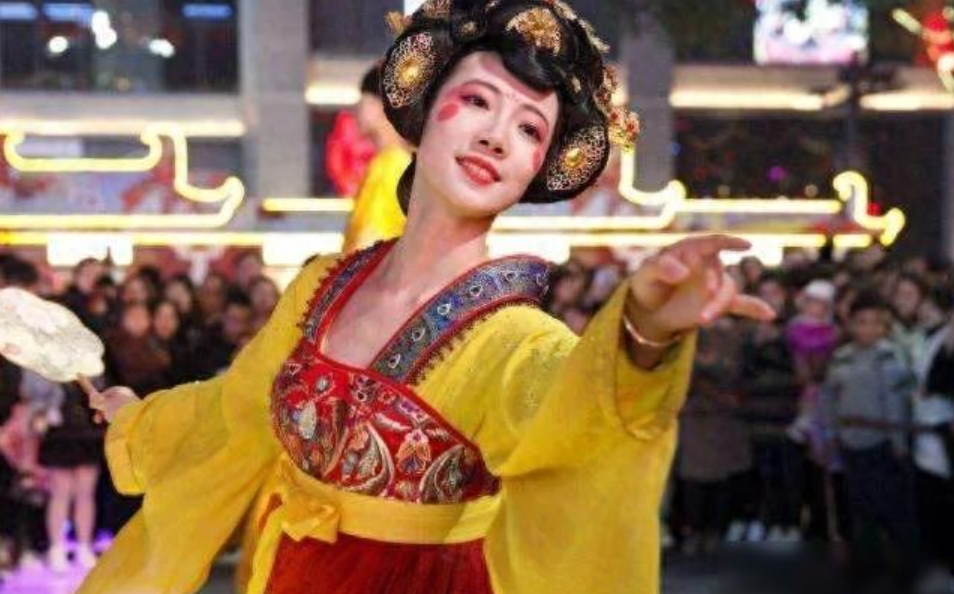 西安不倒翁小姐姐皮卡晨回归：容貌争议背后的真实与坚守