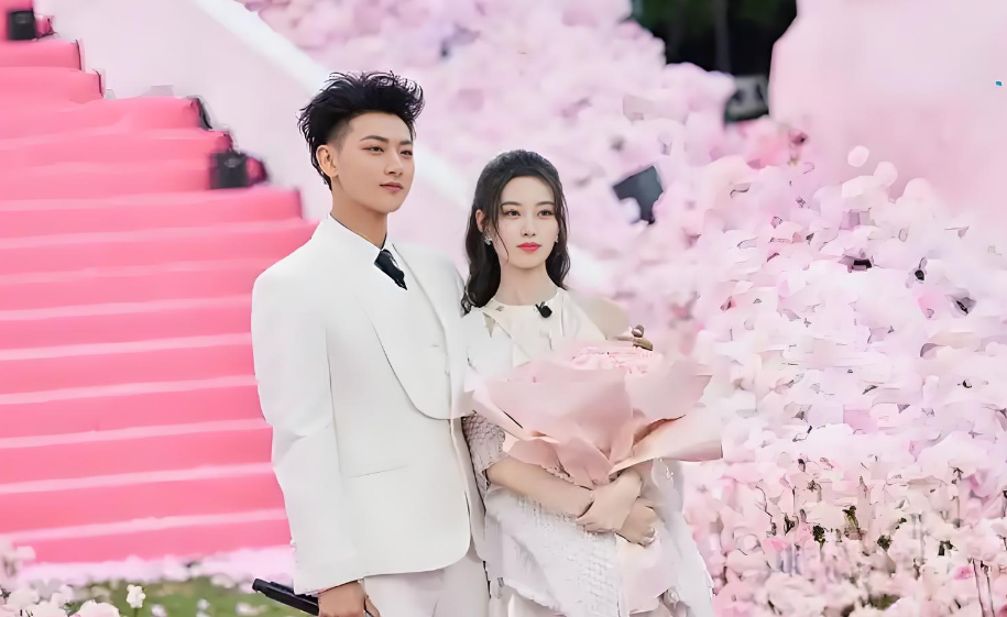黄子韬徐艺洋北京大婚：西兰花捧花引热议，超 1600 万网友围观，二手平台售票闹剧敲警钟！
