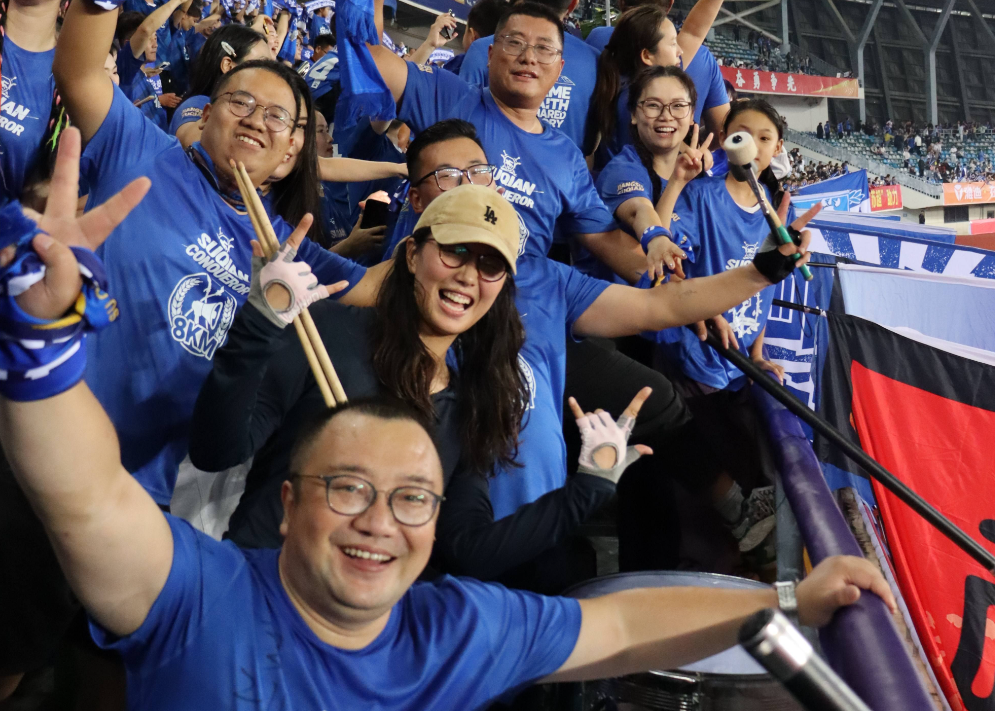 鼓点响赛场，热爱暖人心 ——“00 后” 老师王斯文的双重人生!