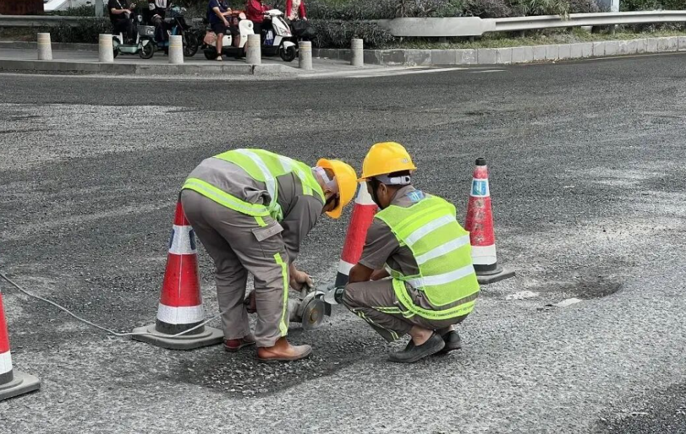 “卷尺哥” 火出圈，丈量城市治理新高度