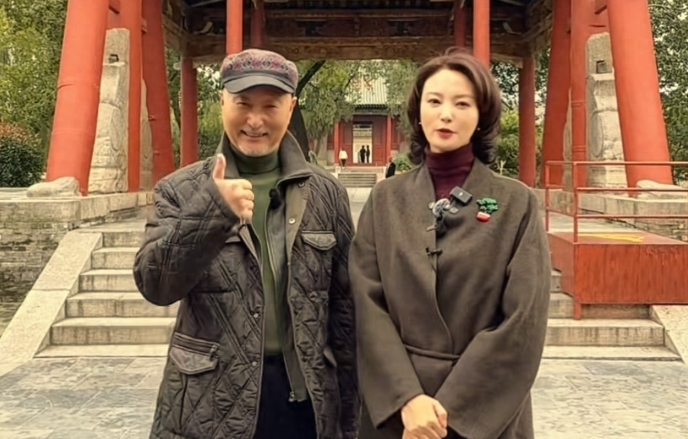 陈佩斯逛运城关帝庙：穿老棉袄超朴素，跟粉丝合照超亲切