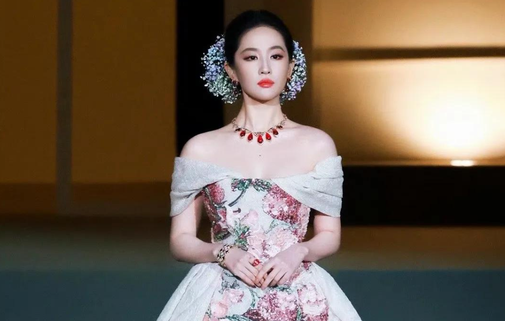 2025 上海 Vogue 时尚盛典：星光之下的热闹与争议