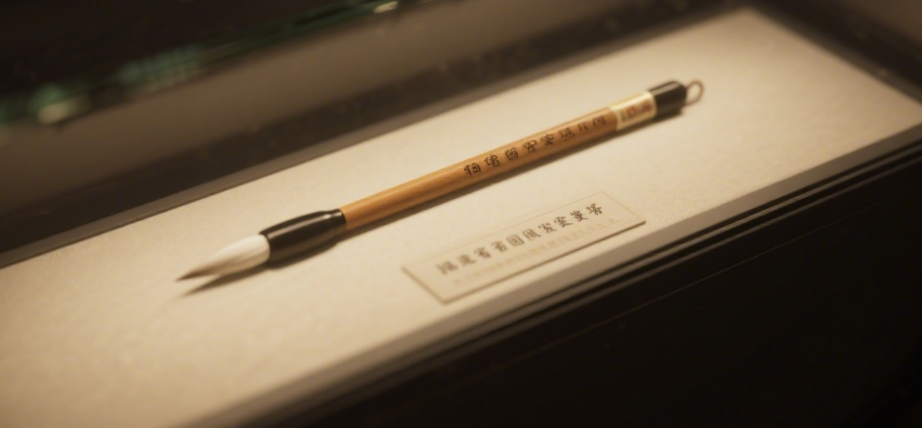 跨越山海的忠魂归乡：一支毛笔背后的隐蔽英雄传奇与赤子情怀!