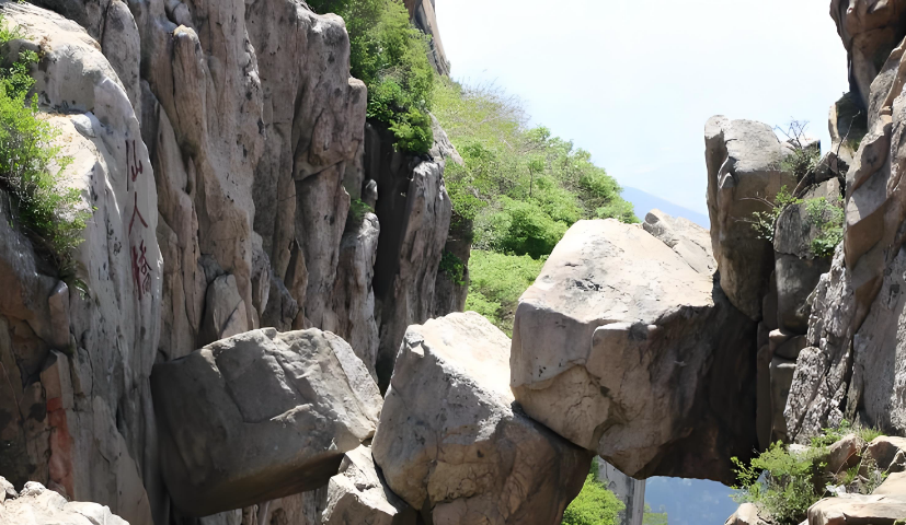 泰山仙人桥太吓人！3 人爬悬空大石头，脚底下就是万丈悬崖，这事必须掰扯清楚!