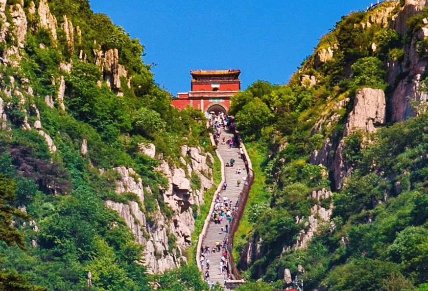 泰山陪爬国庆遇冷：80 人团队仅接 200 单，从业者直言年入 30 万是噱头