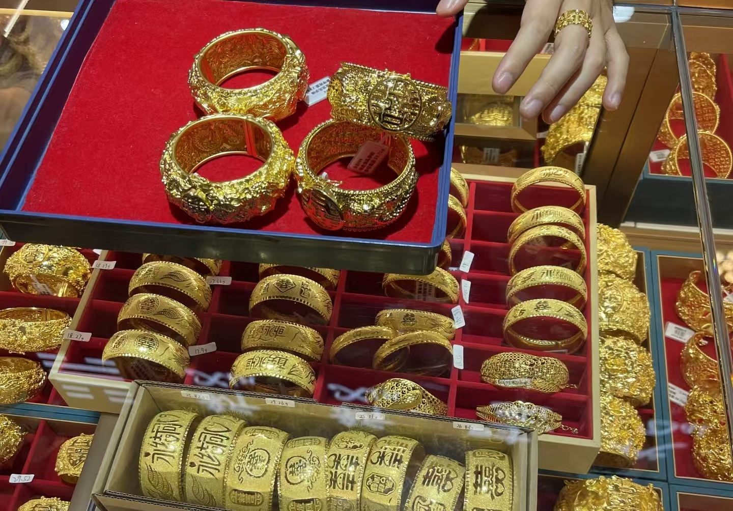 赚三五块亏七万？水贝商家提前返乡，黄金行业的 “寒冬” 来了？