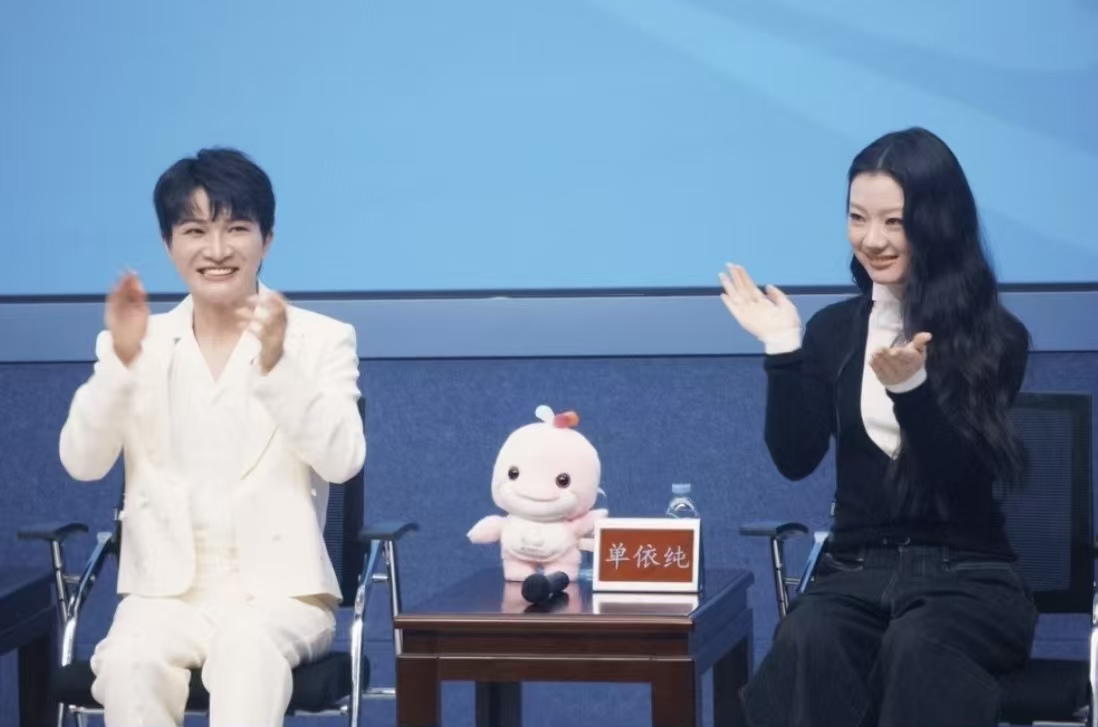 手电筒汇成星海！周深单依纯合唱刷屏，全运会主题曲为什么让网友疯狂循环？