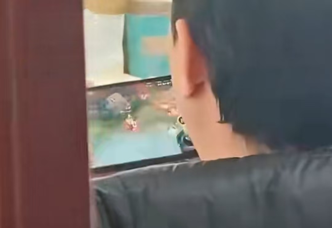 气炸！拿工资消遣，让群众吃闭门羹？办公室打游戏敷衍事，谁能忍