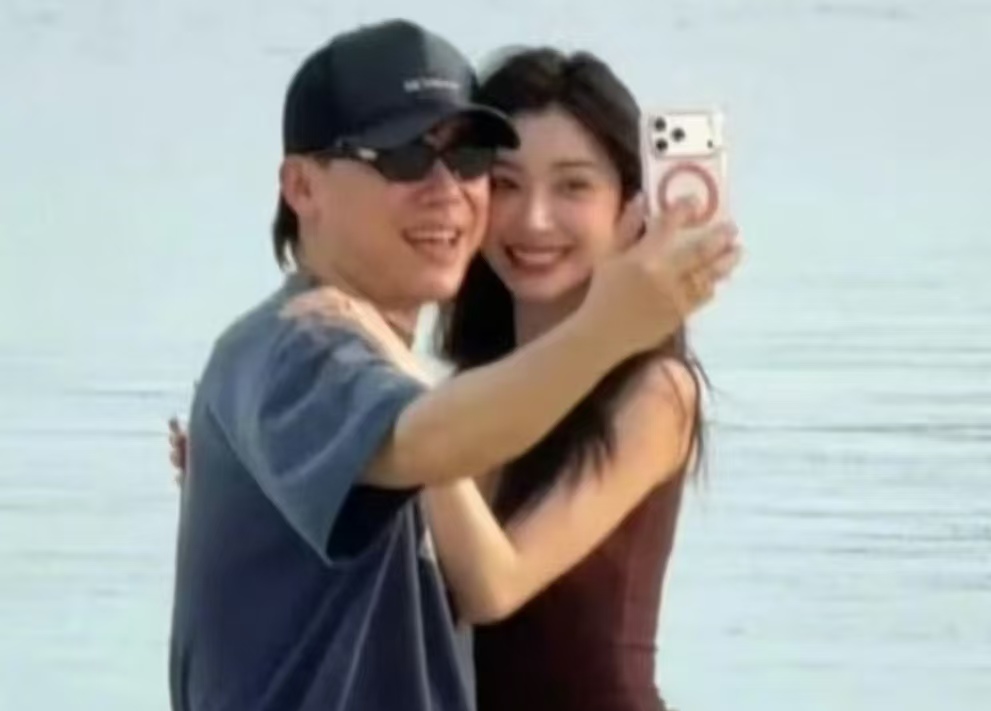 早有预谋？胡彦斌易梦玲从话剧同框到海岛接吻，情侣款手表藏不住心意？