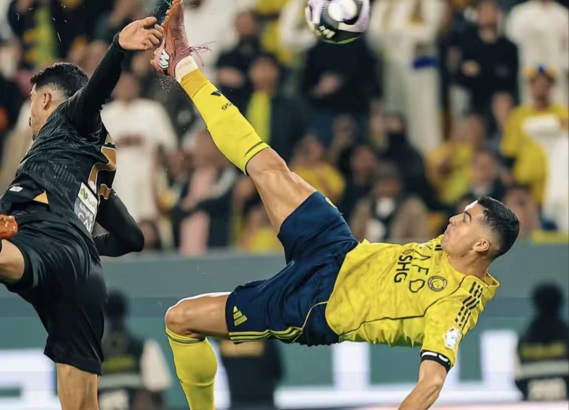 40 岁 C 罗彻底疯了！读秒凌空倒钩炸穿球门，利雅得胜利 4-1 狂胜，9 连胜停不下来